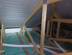 Zateplení novostavby dřevostavby typu bungalov pomocí foukané izolace